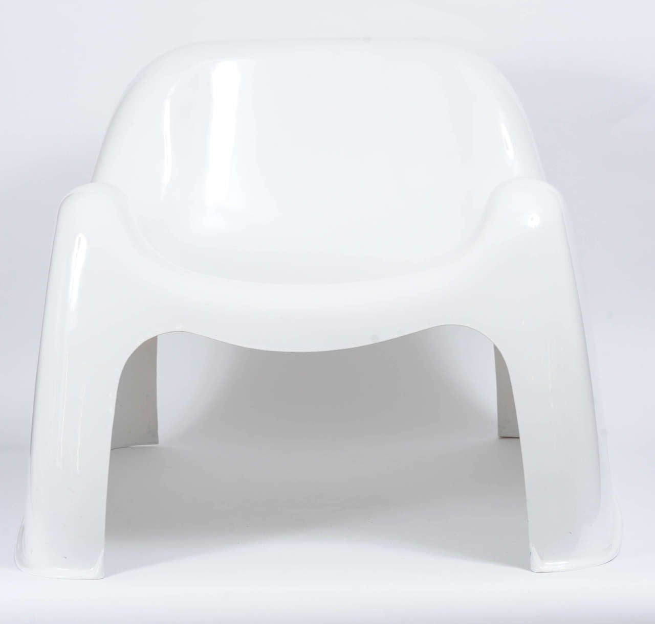 Der Toga-Stuhl wurde 1968 von Sergio Mazza für Artemide entworfen. 
In einem Stück gegossenes Fiberglas. Ontwerp uit 1968
Die Hauptrolle in der Fernsehserie Space 1999.