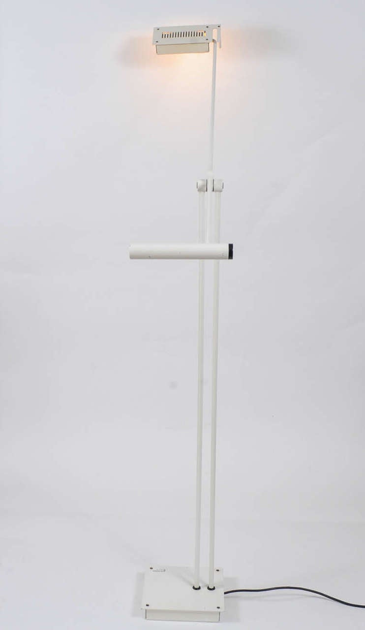 Elegante und minimalistische Halogen-Stehleuchte Samurai von Stilnovo aus Stahl. Der Lichtschalter ermöglicht zwei verschiedene Lichtstärken.
Die Lampe ist auf zwei Arten einstellbar. 
Maße: Höhe bis zu 199cm, Breite bis zu 116cm, Tiefe 35cm.