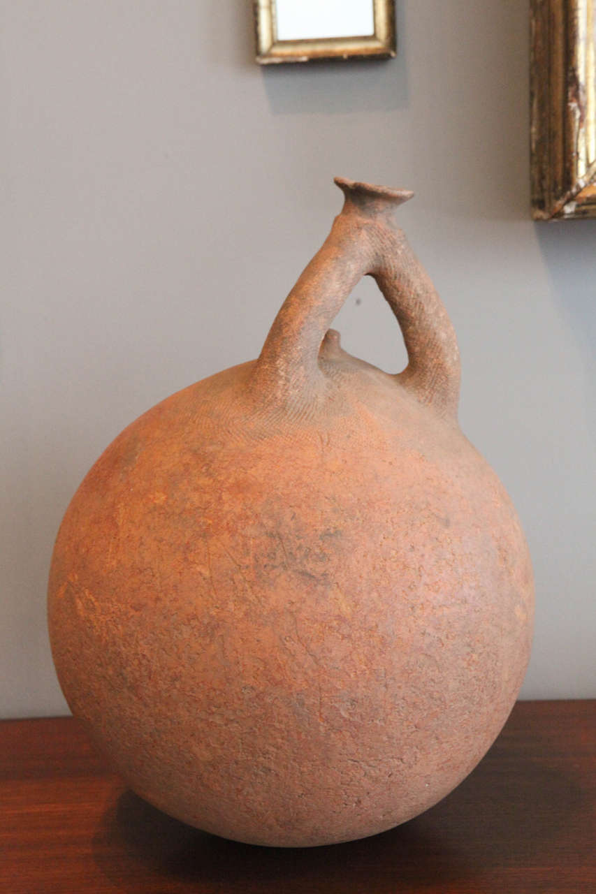 A beautiful terracotta water vessel from the Jenne (or djenne) tribe from the later part of the 16th century.
Sit's perfectly, tips ever so slightly but from there doesn't move.