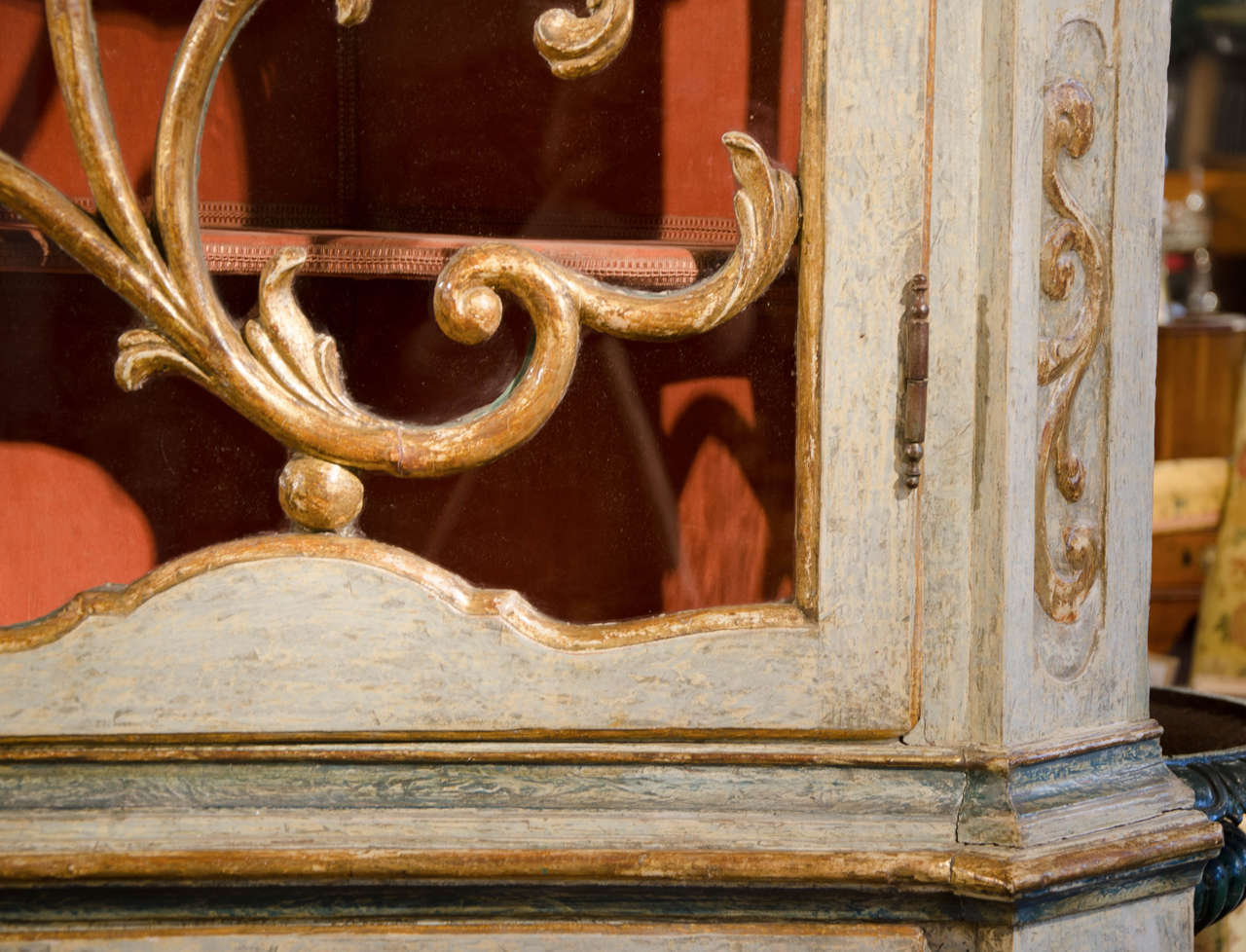 18th Century Italian Painted and Giltwood Corner Cupboard In Good Condition In London, GB