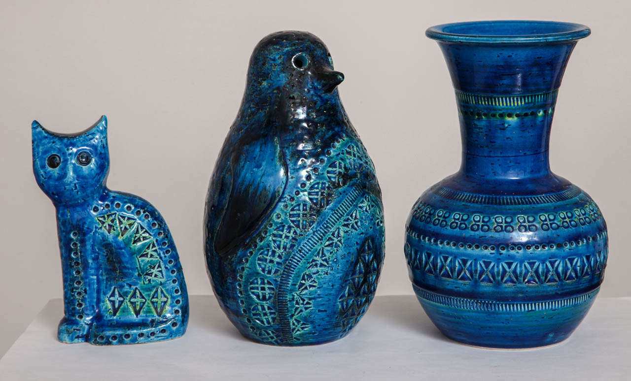 Fermeture du magasin - le dernier jour est le 7/31. Les offres sont les bienvenues ! Groupement de trois pièces de poterie d'art Bitossi en émail bleu de Rimini. Le pingouin date des années 1960, tandis que le chat et le vase ont été fabriqués vers