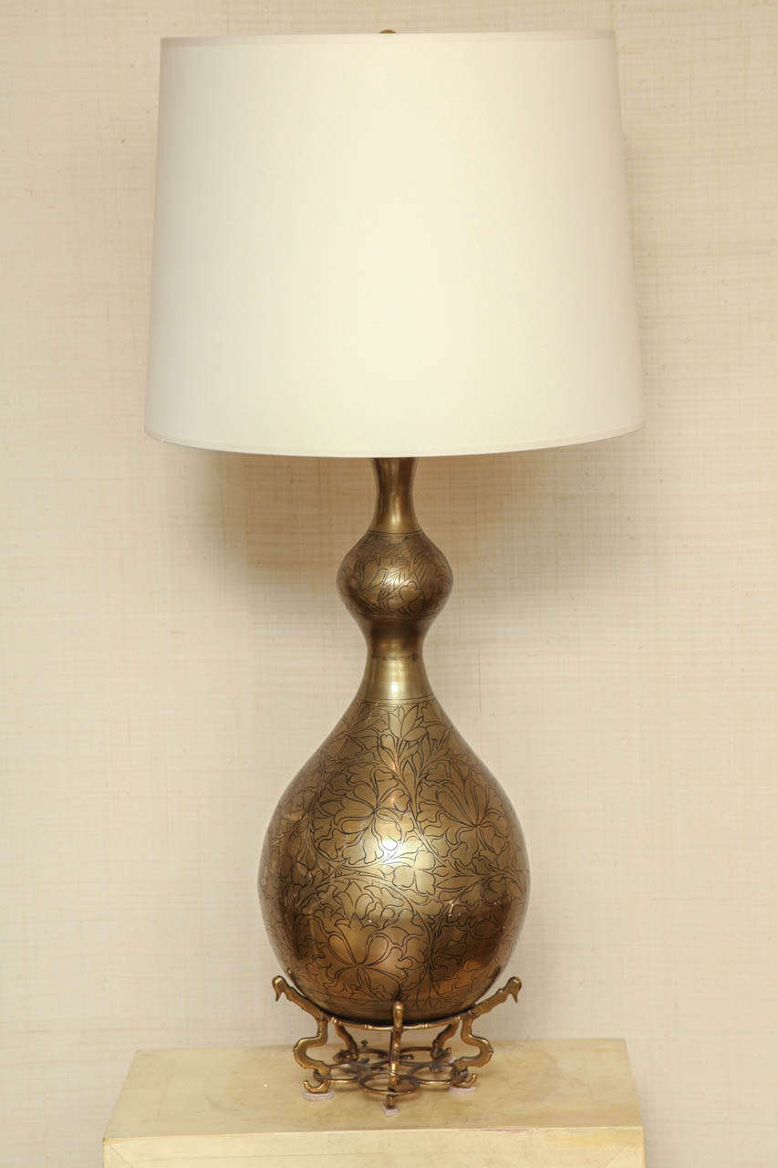 Pair of Decorative Etched Brass Lamps With Brass Stand circa 1960 In Excellent Condition For Sale In New York, NY