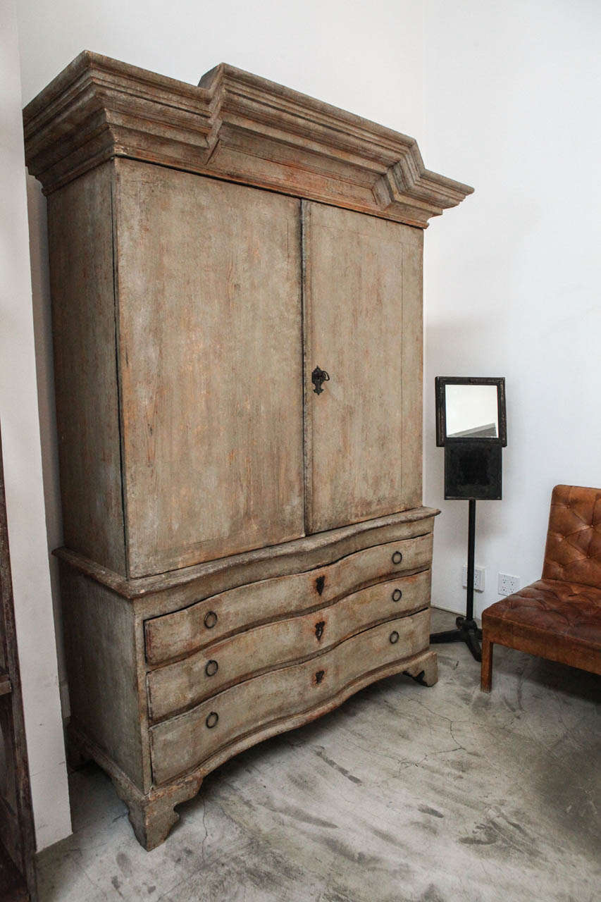 A Large Gustavian Hutch, Late 18th Century In Excellent Condition In Los Angeles, CA