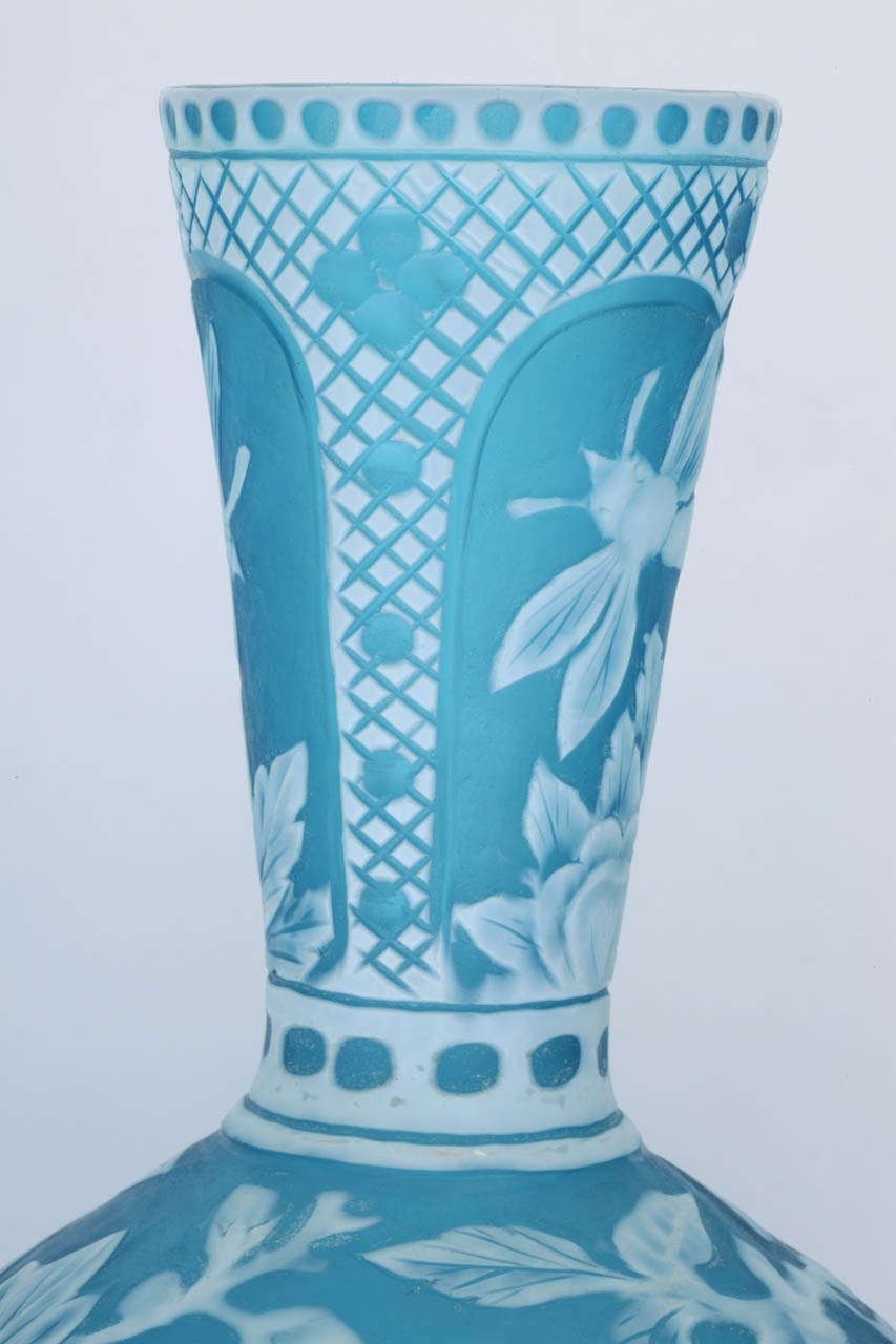 A Fine Unmarked Stevens & Williams Cameo Glass Vase In Excellent Condition For Sale In New York, NY