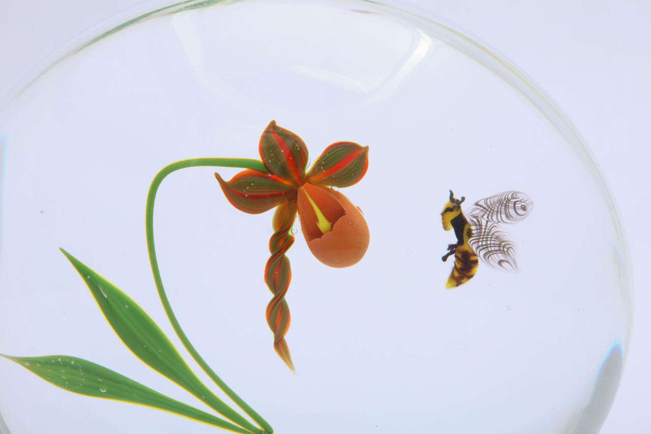 An Early Paul Stankard Orchid And Bee Paperweight In Excellent Condition For Sale In New York, NY