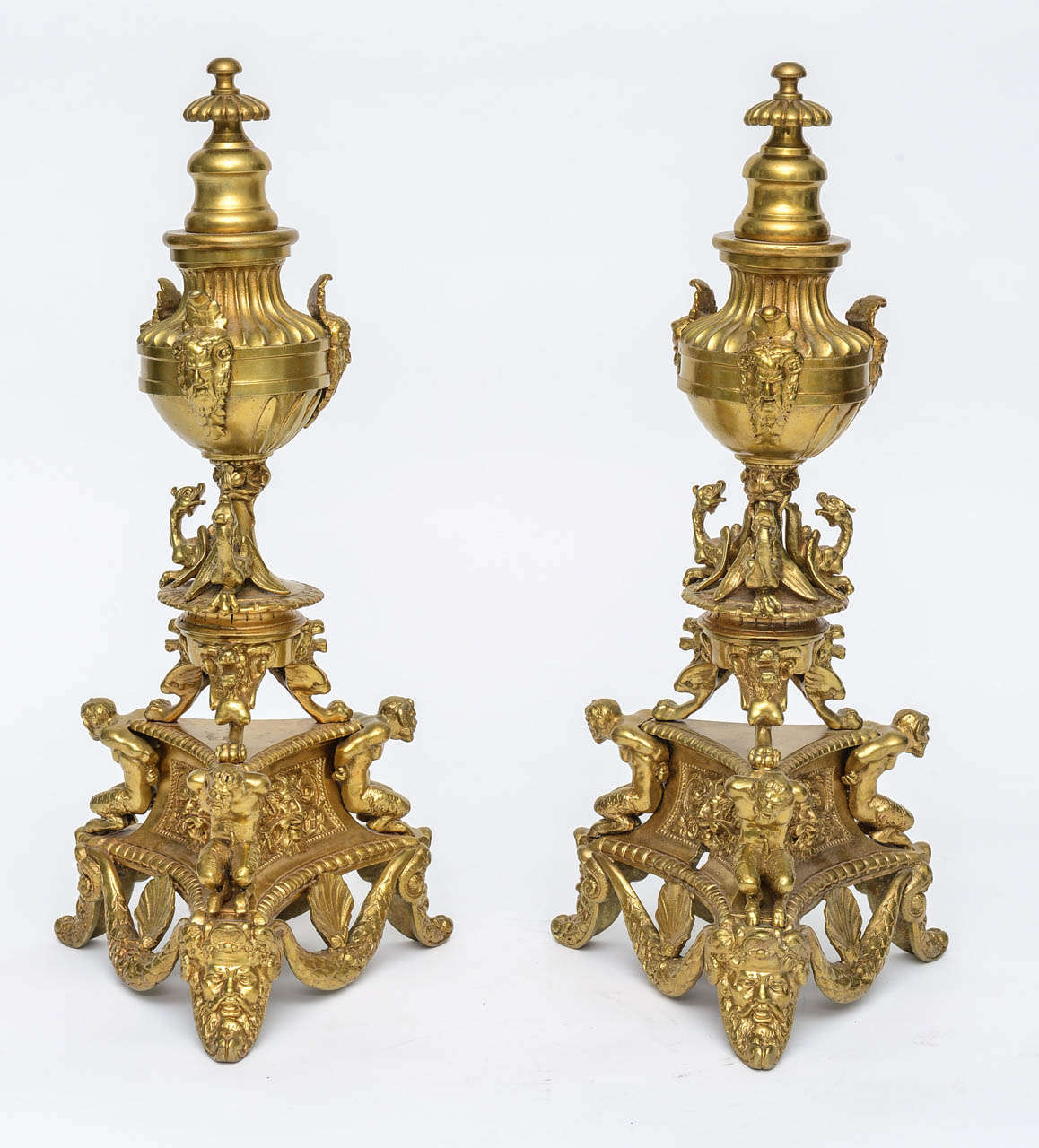 Néo-Renaissance Paire de chenets en bronze doré dans le style d'Andrea Briosco (Riccio) en vente