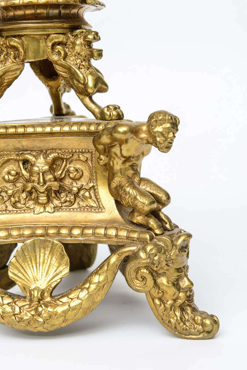 XIXe siècle Paire de chenets en bronze doré dans le style d'Andrea Briosco (Riccio) en vente