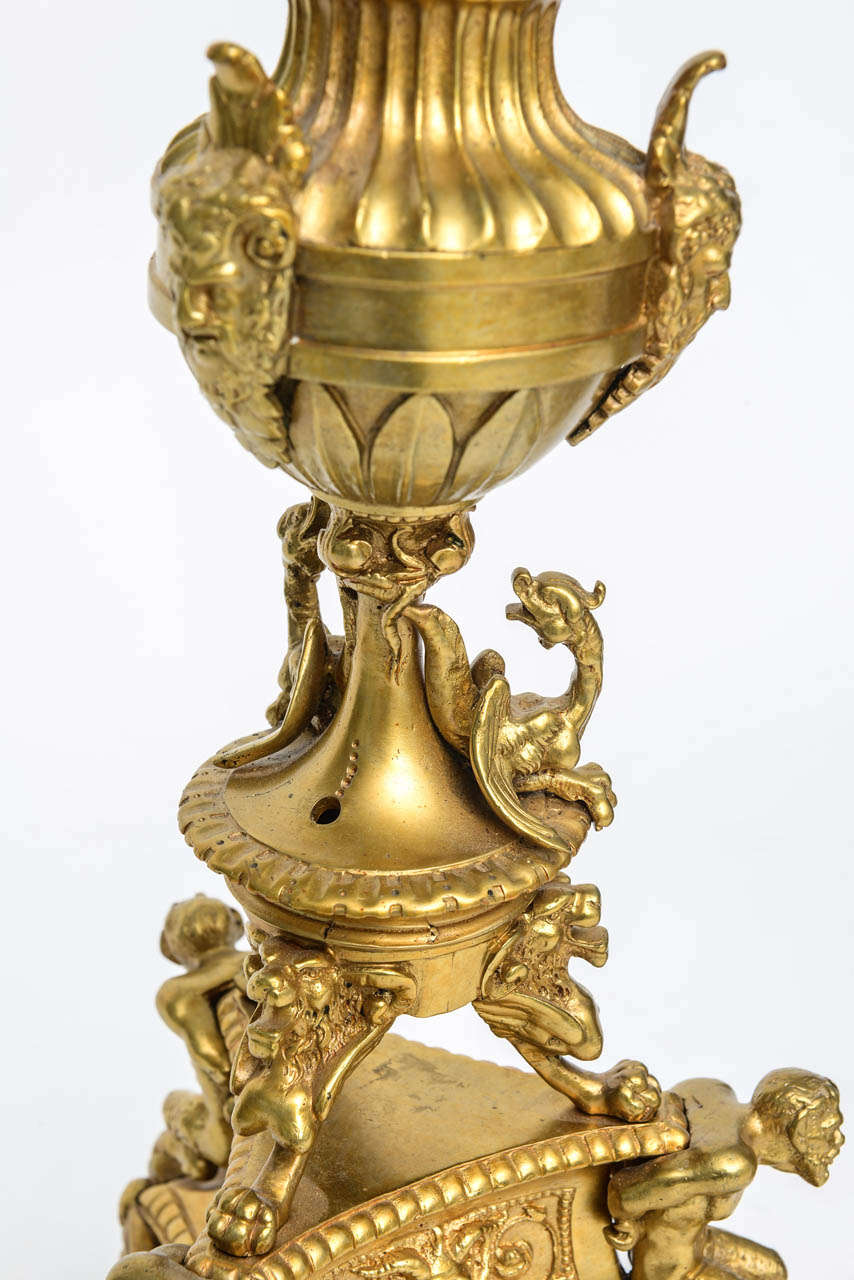Paire de chenets en bronze doré dans le style d'Andrea Briosco (Riccio) en vente 1