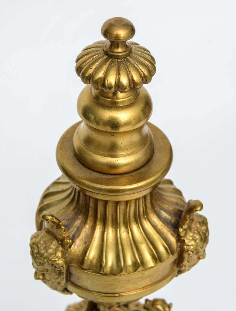 Paire de chenets en bronze doré dans le style d'Andrea Briosco (Riccio) en vente 3
