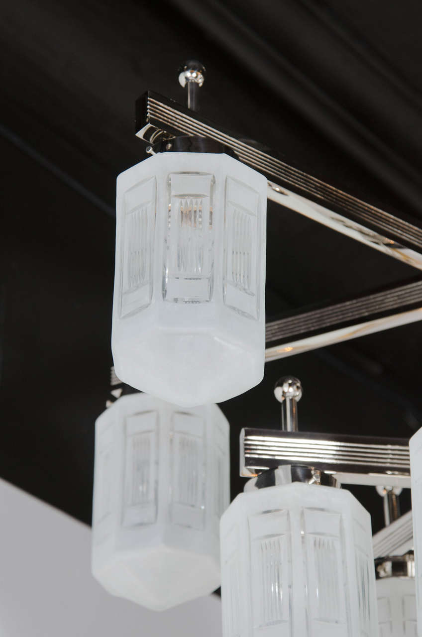 Art Déco Lampadario francese Art Deco Revival in nichel a 10 bracci con paralumi incisi e smerigliati in vendita