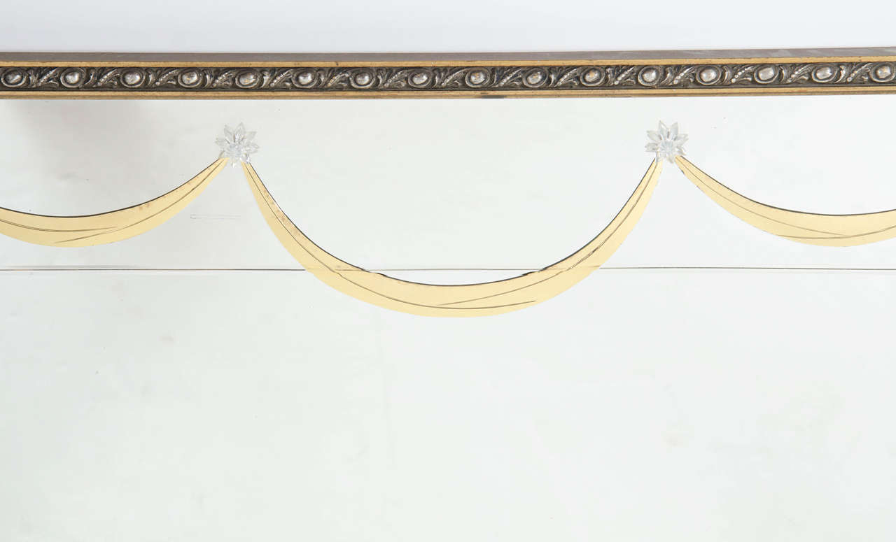 Vergoldeter Spiegel mit neoklassizistischen Motiven und Lucite-Applikation von Grosfeld House aus den 1940er Jahren (Hollywood Regency) im Angebot