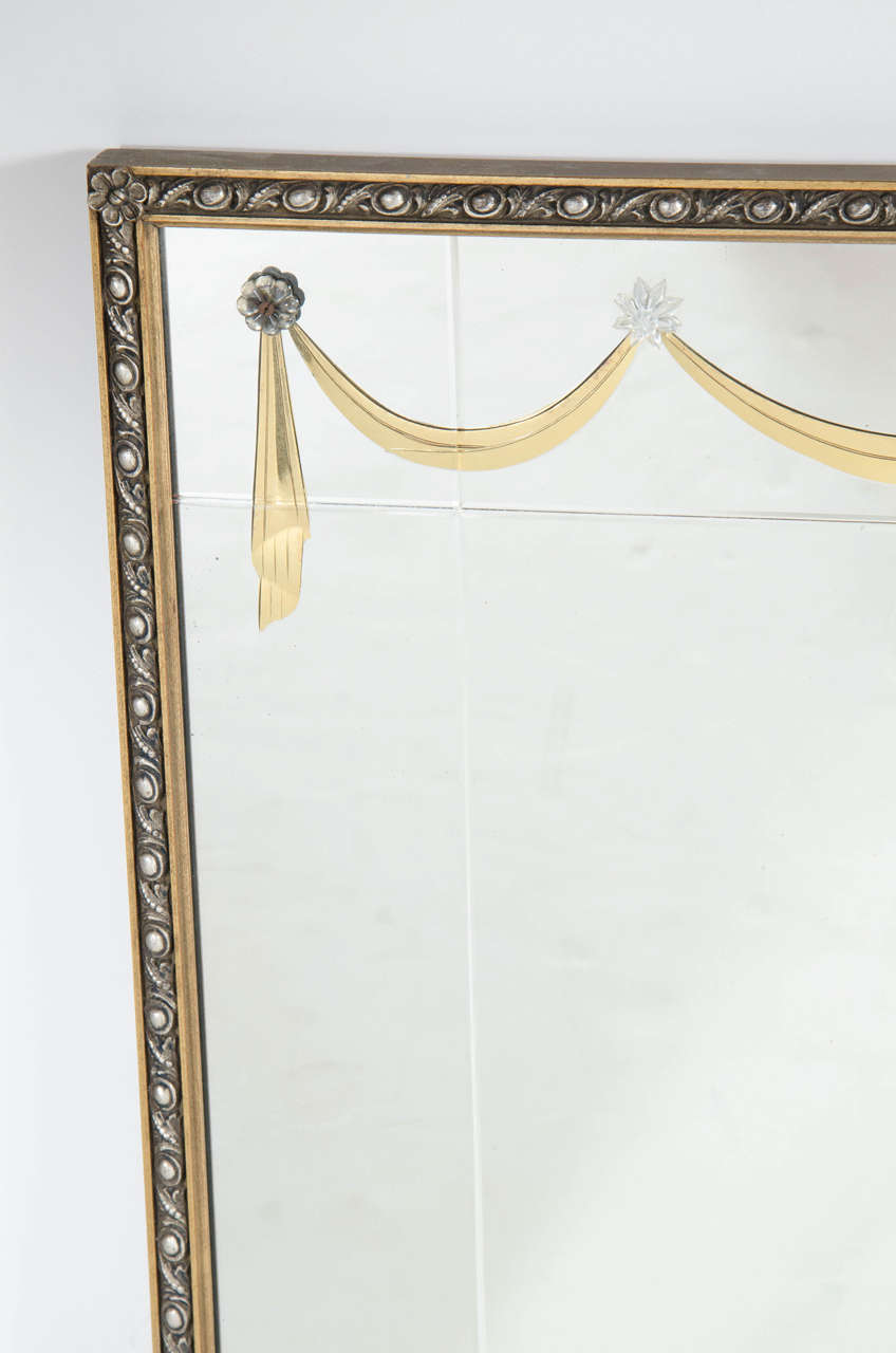 Vergoldeter Spiegel mit neoklassizistischen Motiven und Lucite-Applikation von Grosfeld House aus den 1940er Jahren (amerikanisch) im Angebot
