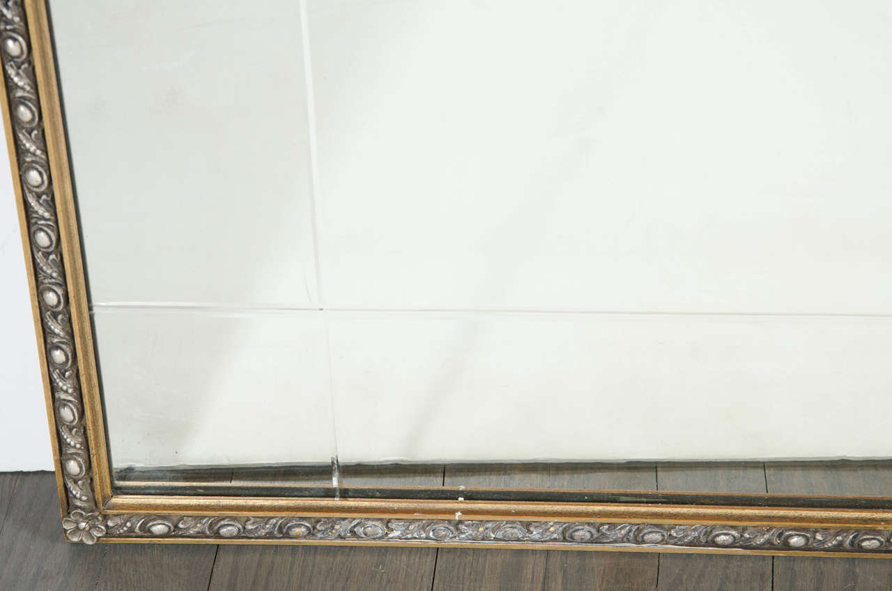 Vergoldeter Spiegel mit neoklassizistischen Motiven und Lucite-Applikation von Grosfeld House aus den 1940er Jahren im Zustand „Hervorragend“ im Angebot in New York, NY