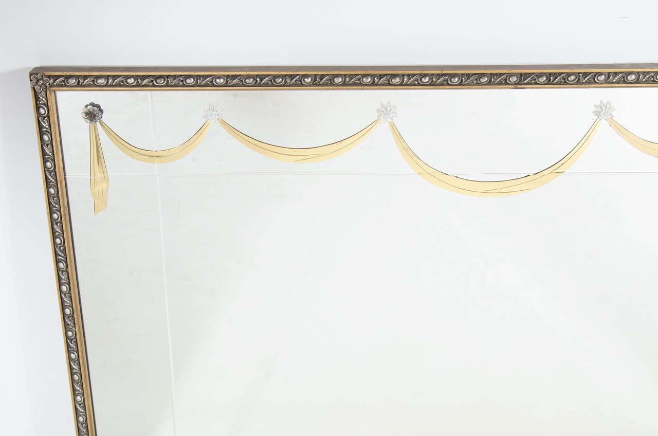 Vergoldeter Spiegel mit neoklassizistischen Motiven und Lucite-Applikation von Grosfeld House aus den 1940er Jahren (Mitte des 20. Jahrhunderts) im Angebot