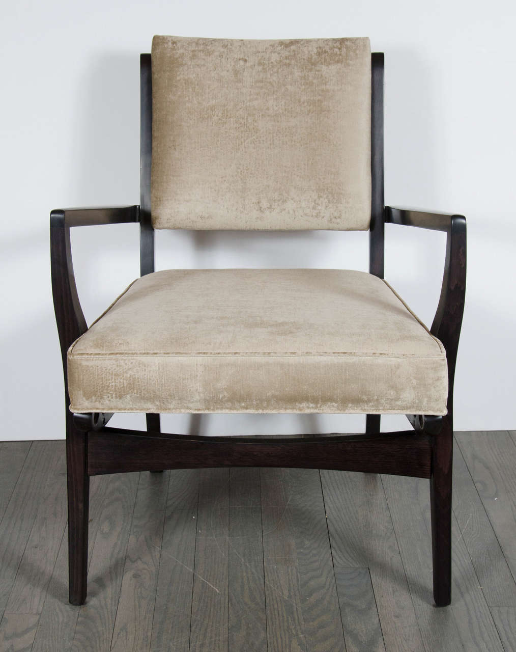 Cette paire élégante et dynamique de fauteuils d'appoint de style moderne du milieu du siècle a été réalisée au Danemark vers 1960. Ils présentent des cadres angulaires en noyer ébonzé avec un revêtement en velours topaze fumé et un tablier stylisé