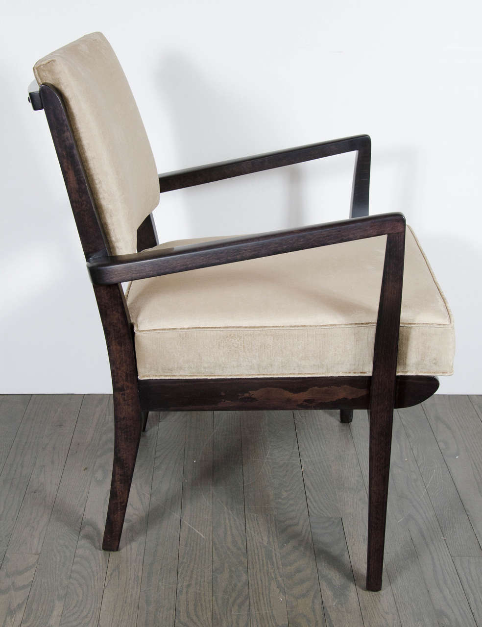 Luxuriöses Paar modernistischer Sessel aus der Mitte des 20. Jahrhunderts in handpoliertem Nussbaumholz im Zustand „Hervorragend“ im Angebot in New York, NY