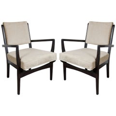 Paire de luxueux fauteuils d'appoint modernistes du milieu du siècle en noyer poli à la main