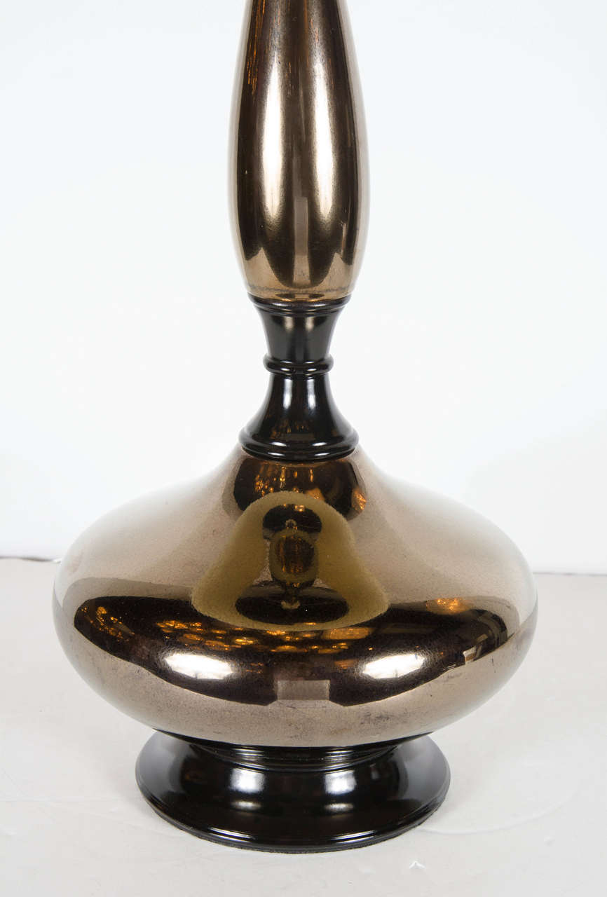 Mid-Century Modern Lampe de table en forme de sablier stylisée en céramique en bronze, de style moderniste du milieu du siècle dernier en vente