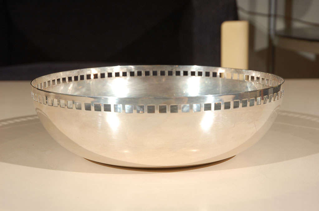 Nice design by Richard  Meier in this silver plate bowl.