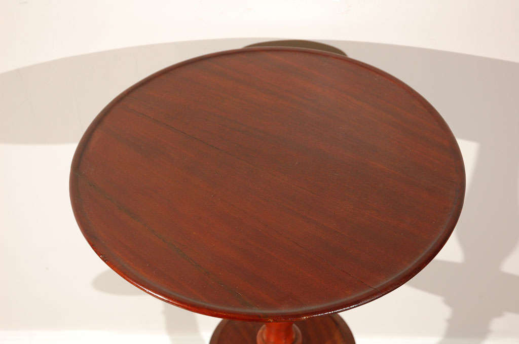 Round English mahogany occasional table In Excellent Condition In Los Angeles, CA
