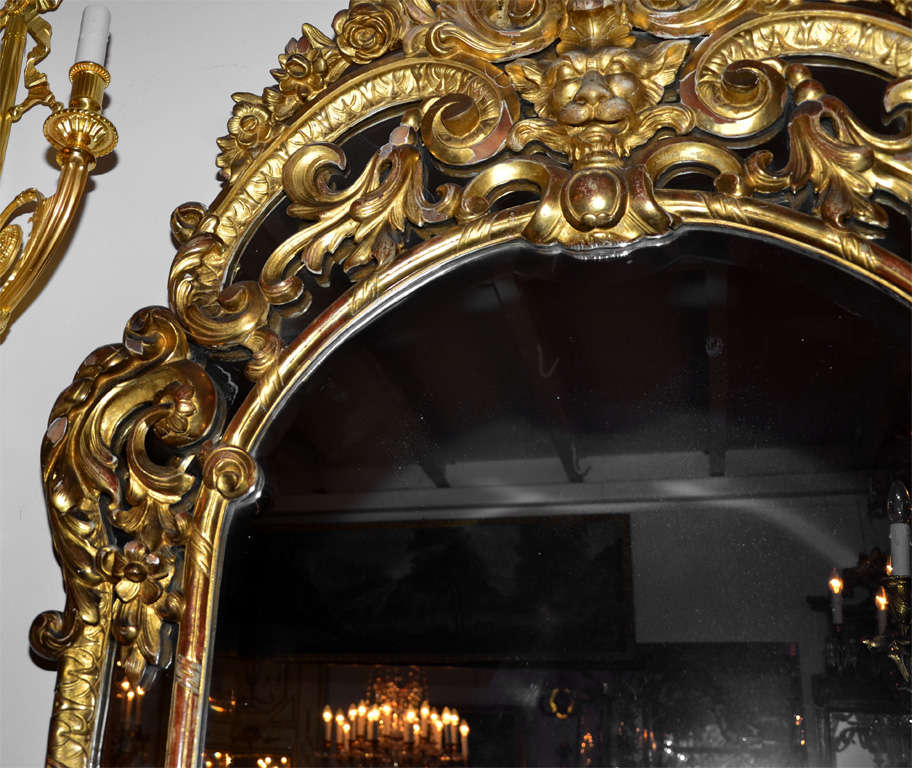 Very inusual gilded and carved wood mirror, Régence Style. For Sale 1