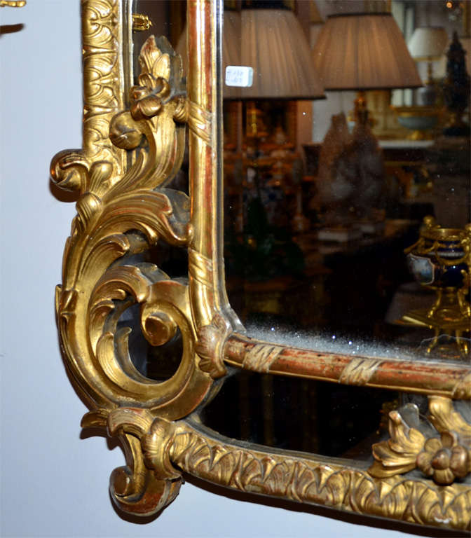 Very inusual gilded and carved wood mirror, Régence Style. For Sale 2