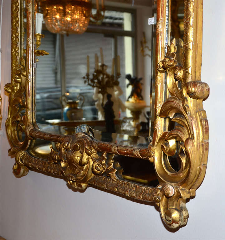 Very inusual gilded and carved wood mirror, Régence Style. For Sale 3