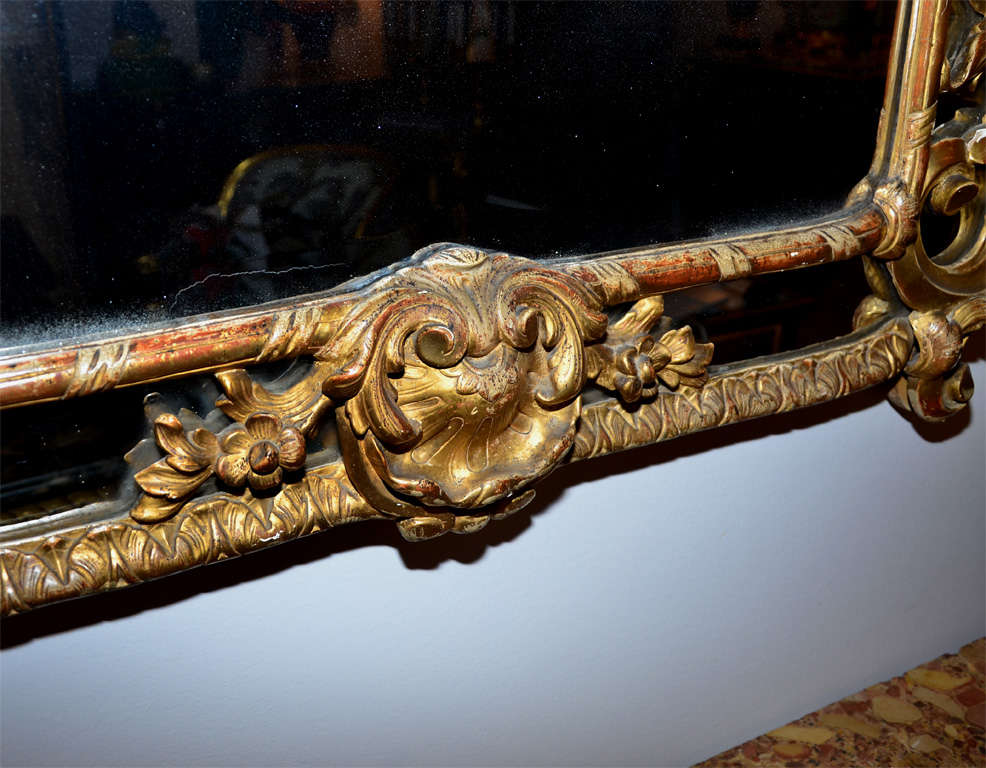 Very inusual gilded and carved wood mirror, Régence Style. For Sale 4