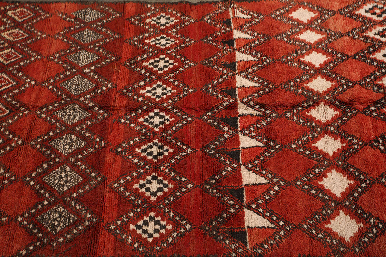 Marokkanischer Vintage-Teppich - Rehmana aus den Ebenen von Marrakesch Authentischer Vintage-Rehmana-Teppich 2. Quartal 20. Circa 1960er JahreSammlerstück mit lebhaften CORs und asymmetrischen Kompositionen.Handgeknüpftes, handgesponnenes