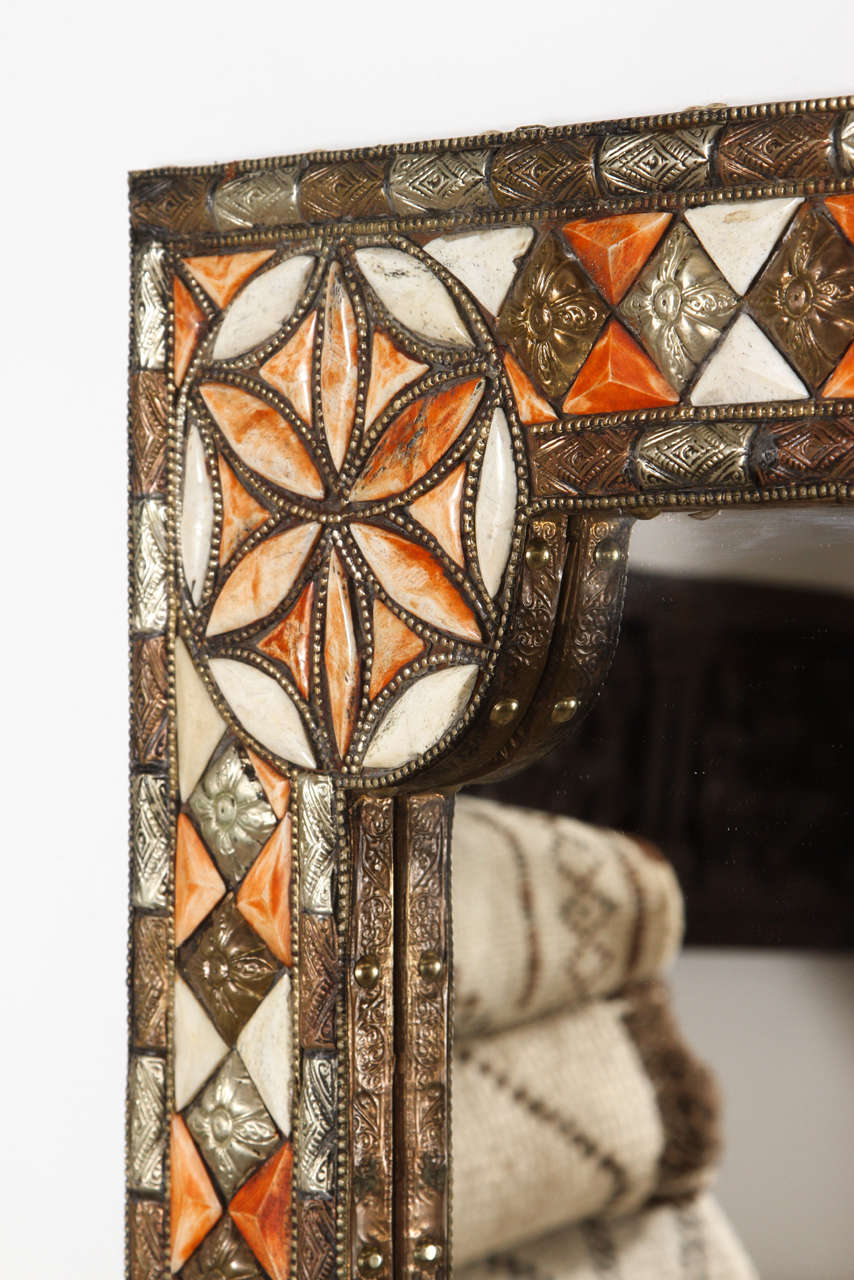 Milieu du XXe siècle Élégant miroir marocain surdimensionné