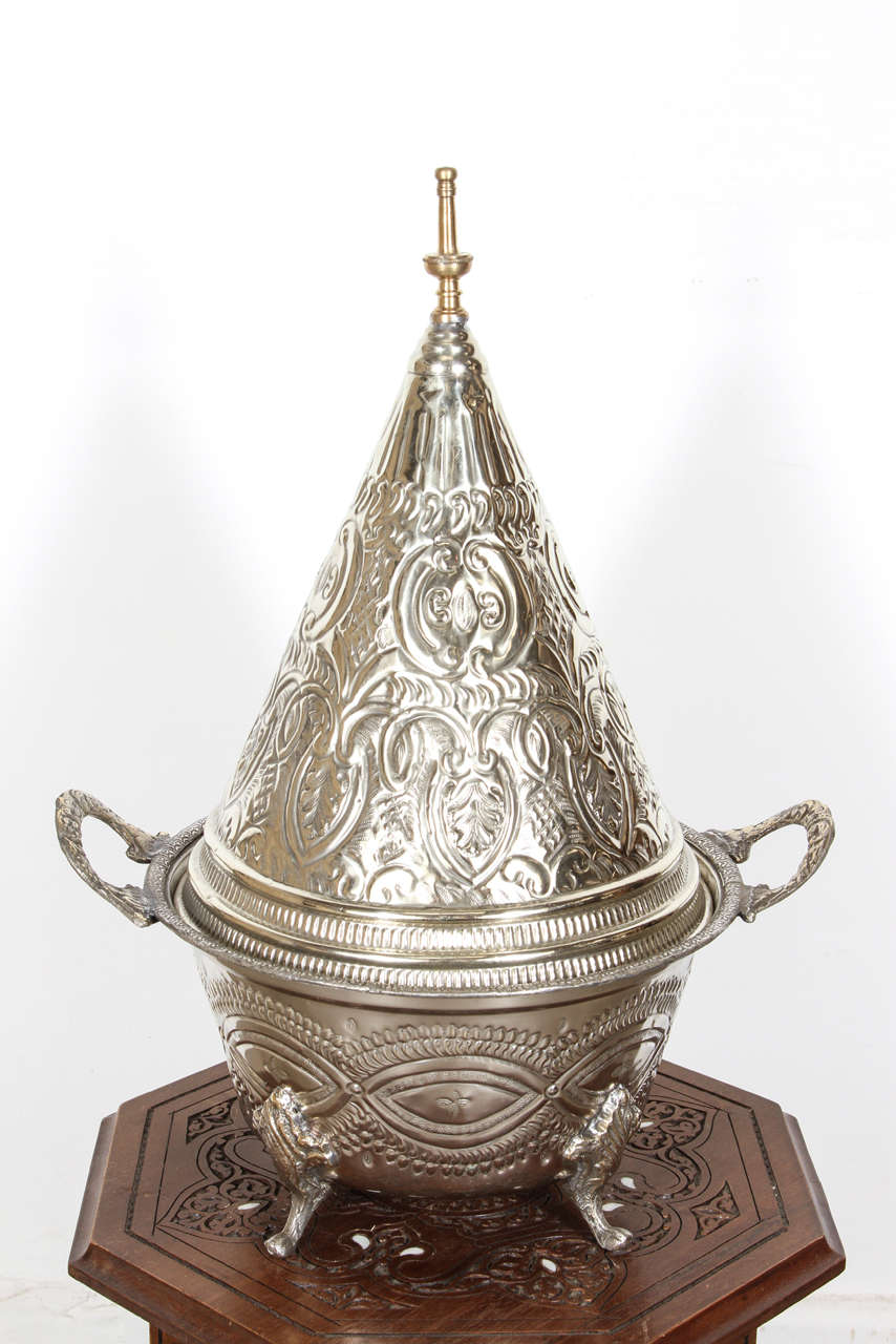 Precioso plato tajine marroquí de gran tamaño chapado en plata repujada a mano, con tapa, que se suele utilizar para presentar galletas o pan.
Grabado a mano y motivos en relieve con acabado plateado.
Tajine de servir grande muy bonito, hecho a