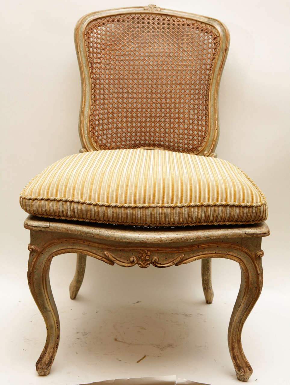 Fin du XVIIIe siècle Groupe de quatre chaises d'appoint françaises à dossier canné.  Ils sont en bois doré sculpté et ils sont peints.