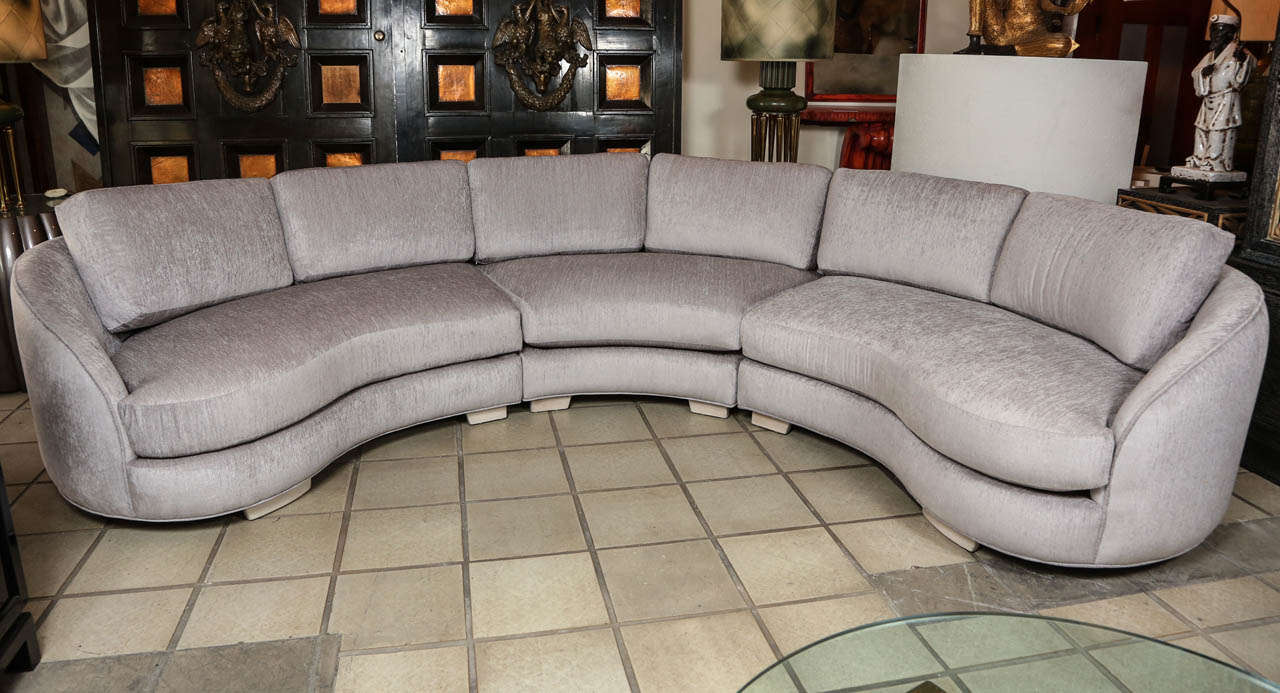 Beautiful curved sectional sofa in three parts by Milo Baughman with loose seat and back cushions.
It is newly reupholstered in a lovely mauve-gray chenille fabric