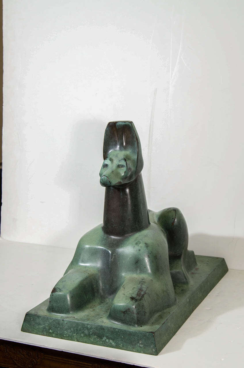 Un art déco  sculpture en bronze d'Anubis, dieu égyptien des enfers, réalisée par Roman Bronze Works. La marque de fonderie se trouve sur la base.

Bon état vintage avec une patine appropriée à l'âge.  Cette pièce a été conservée à l'extérieur et