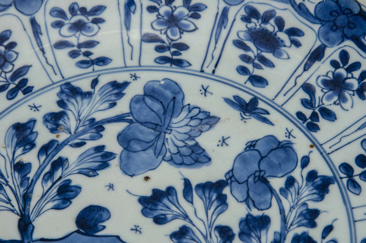 Late Ming or Early Qing Dynasty Blue & White Chinese Porcelain Charger In Good Condition In Astoria, NY