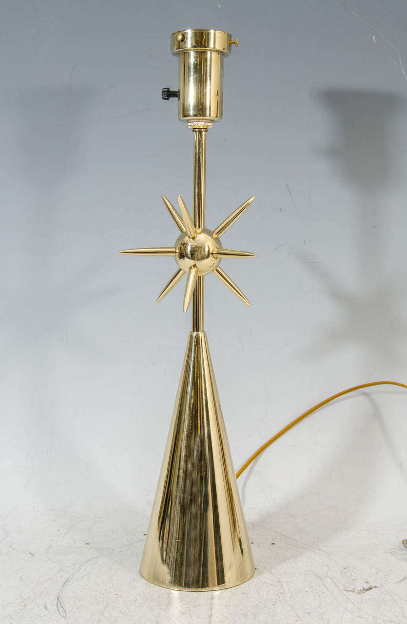 A vintage 1950's American classical Laurel brass lamp with conical base and sputnik ball detail stem. 

Completely restored.