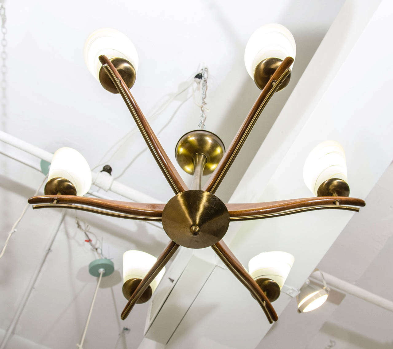 Mid Century Italian Wood and Brass Chandelier In Good Condition In New York, NY