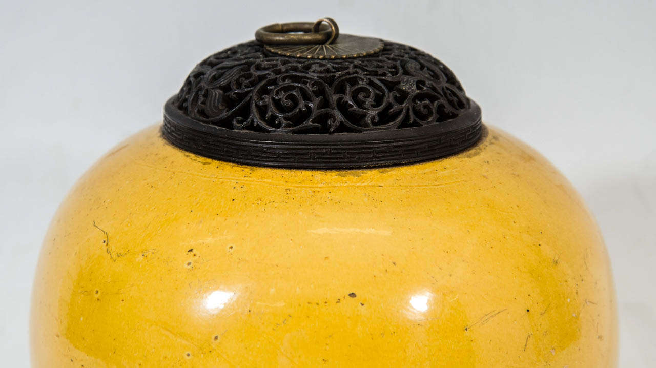 A  Late 17th or Early 18th Century Kangxi Porcelain Tea Jar in Yellow Enamel In Good Condition In New York, NY