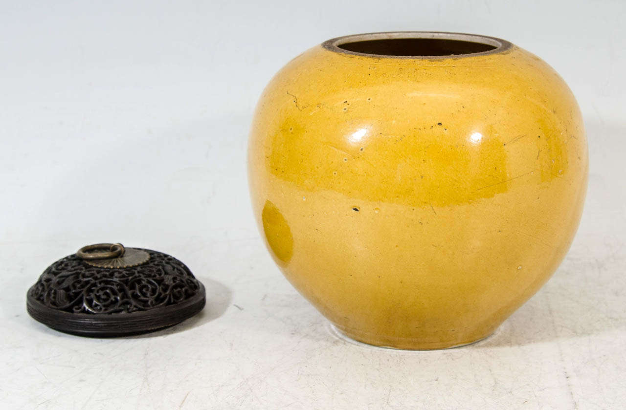 A  Late 17th or Early 18th Century Kangxi Porcelain Tea Jar in Yellow Enamel 2