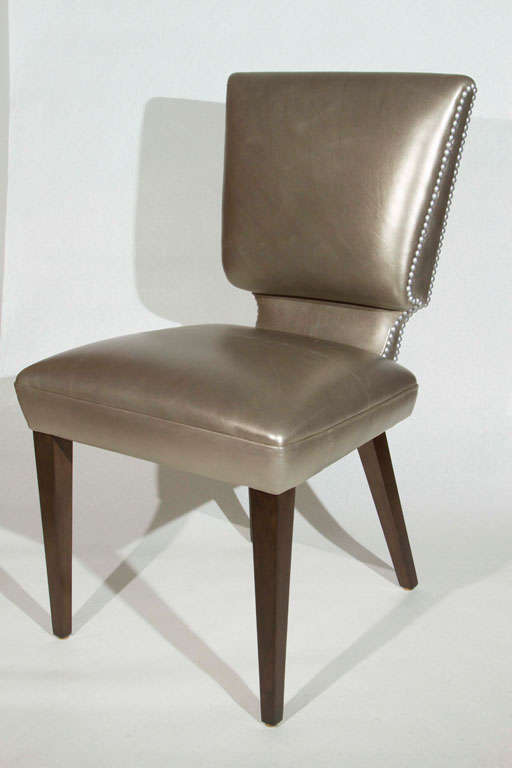 Cette chaise, inspirée d'une chaise italienne d'époque, présente une 