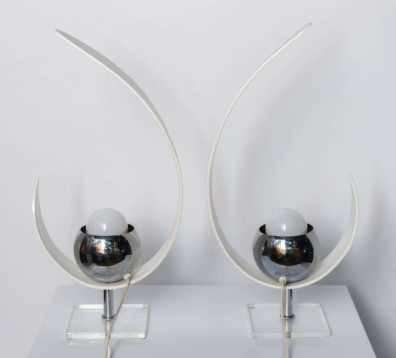 1960s Modernist Robert Sonneman Style Wood and Chrome Eyeball Table Lamps In Good Condition In Miami, FL