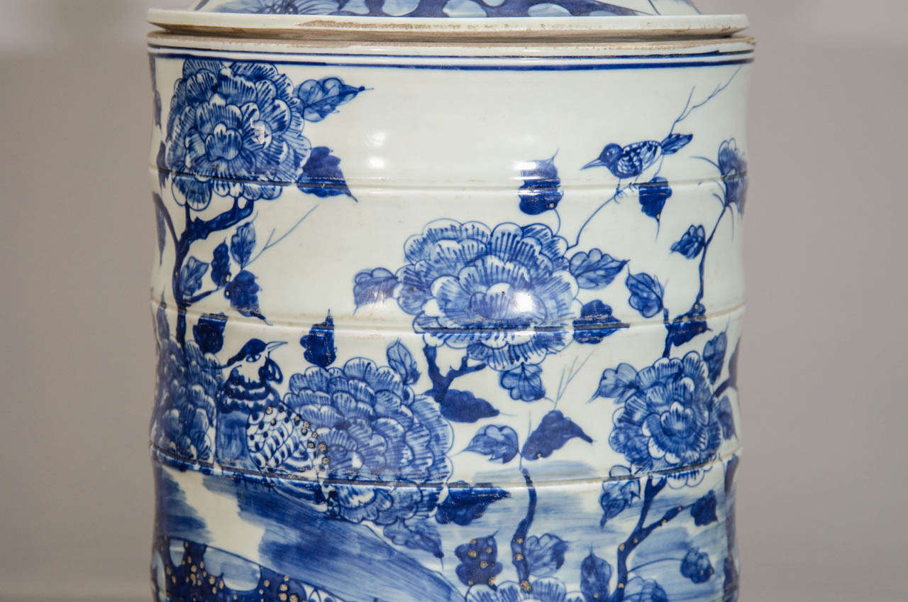 Pair of Cylindrical Blue and White Porcelain Jars In Excellent Condition In New York, NY