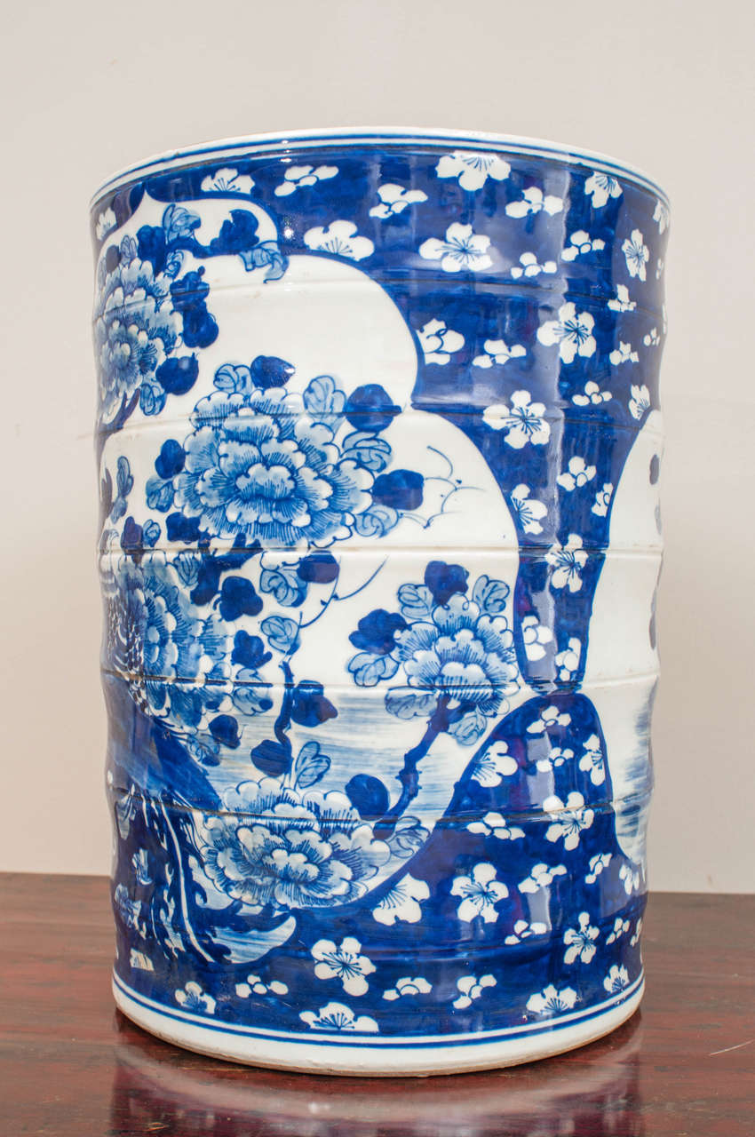 Pair of Blue and White Chinese Porcelain Jars 1