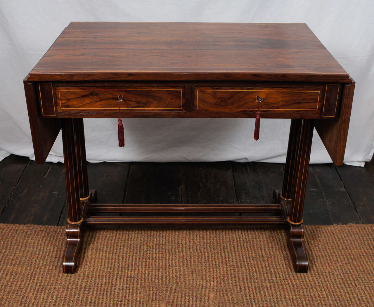 Cette belle table de canapé fabriquée vers 1820 est d'origine française. La table donne une impression presque moderne  ses lignes simples et  profil raffiné. Fabriqué à partir d'un bois de rose très décoratif avec des veines exagérées et