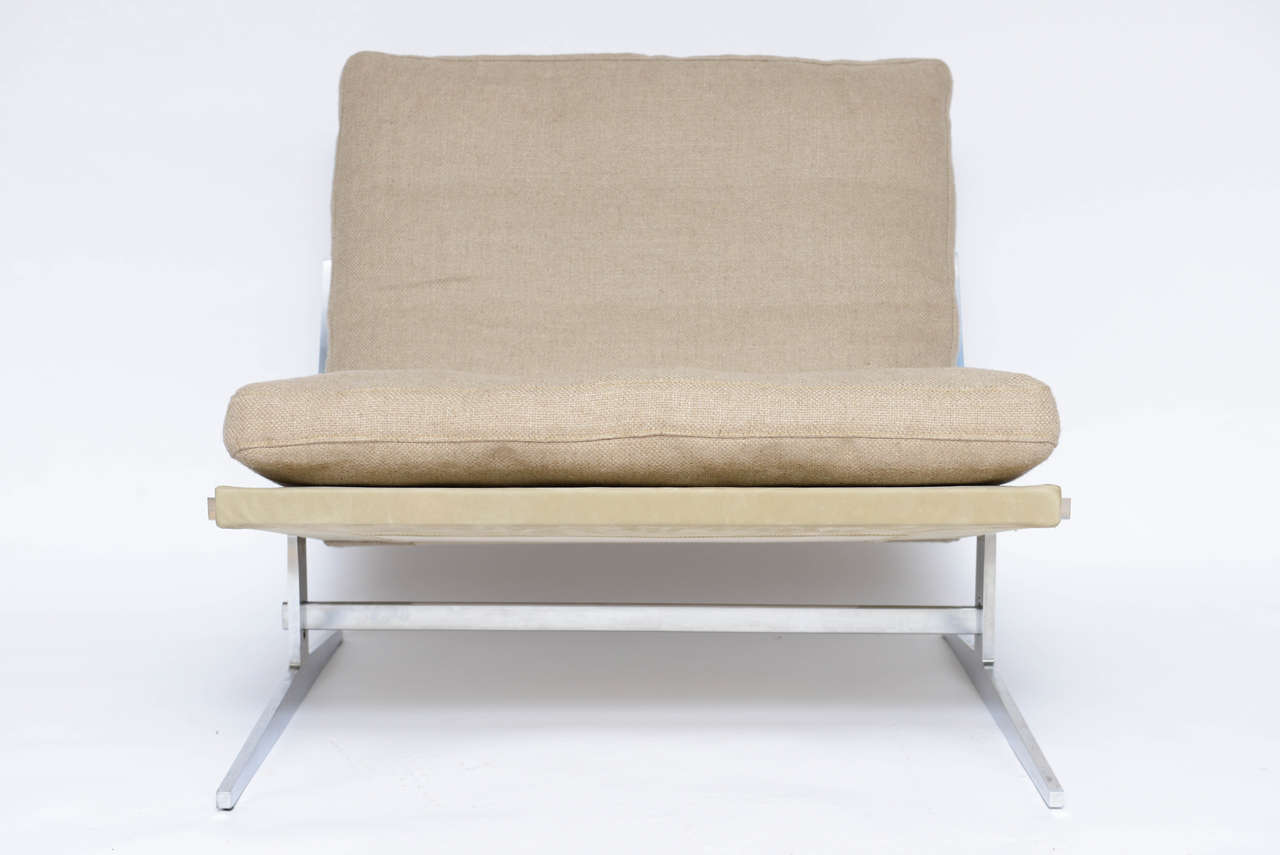 Great original! Fabricius and kastholm loungechair model BO-561 in a unique newly upholstered Belgian heavy linen fabric. Soft Italian leather backing.

Inside has been refilled with high quality down filling and new suspension.  STUNNING!

THIS