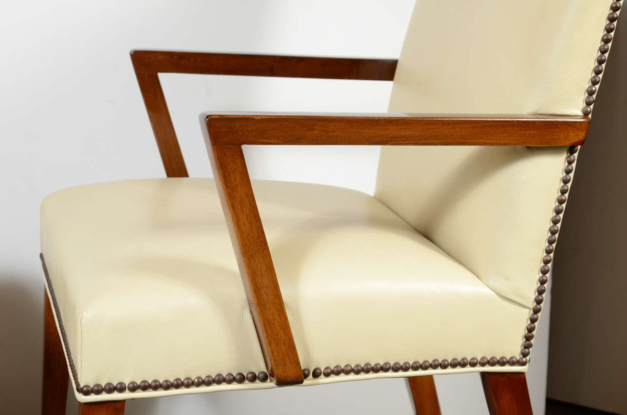 Pair of Mid-Century Modernist Dining Chairs in the Manner of Robsjohn-Gibbings In Excellent Condition In New York, NY