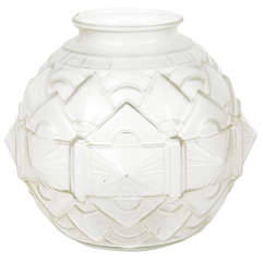Vase en verre dépoli Art Déco à la manière de Lalique
