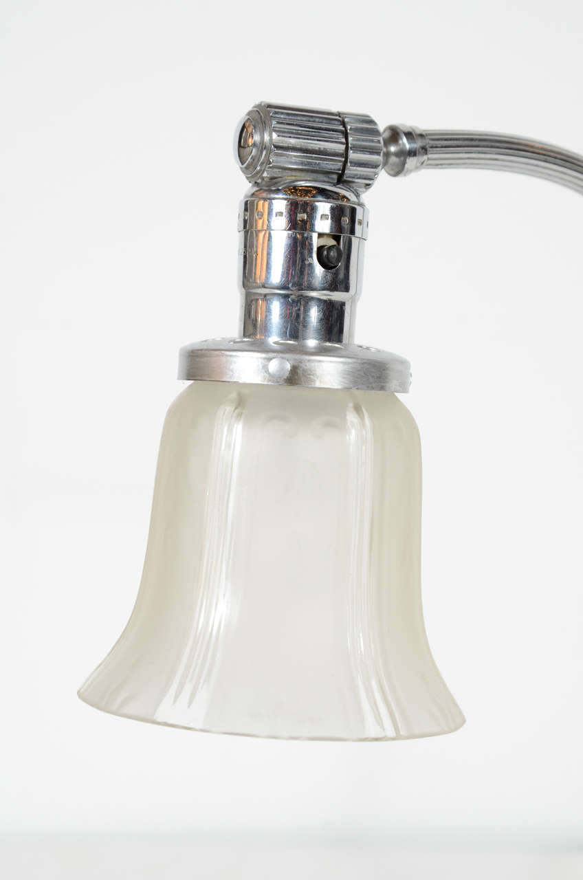 Art-déco-Tischlampe aus mattiertem Glas und Chrom, Maschinenzeitalter (Französisch) im Angebot