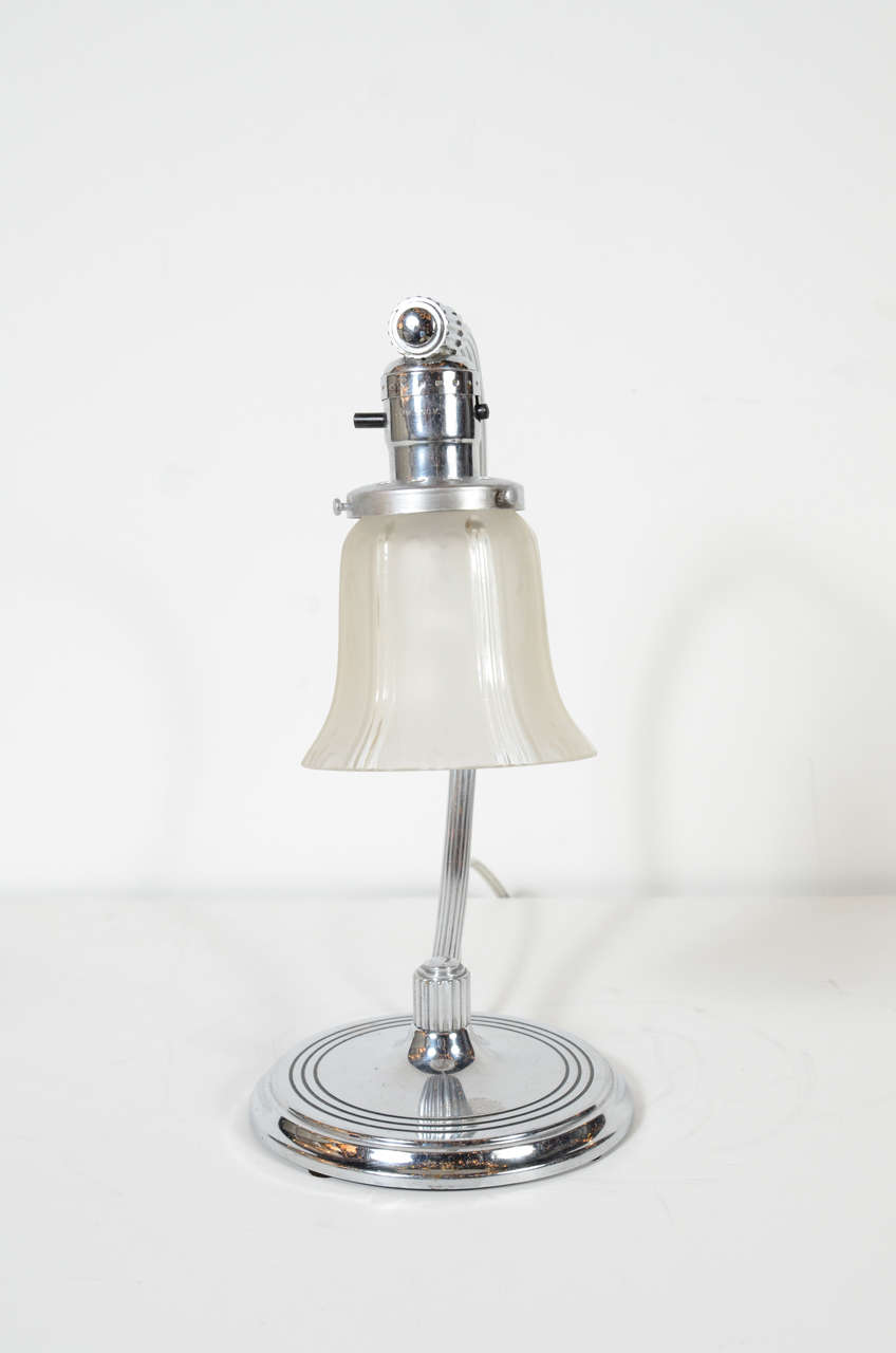 Lampe de bureau Art Déco de l'ère de la machine en verre dépoli et chrome Excellent état - En vente à New York, NY