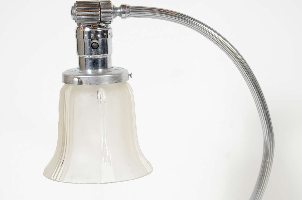 Art-déco-Tischlampe aus mattiertem Glas und Chrom, Maschinenzeitalter im Angebot 1
